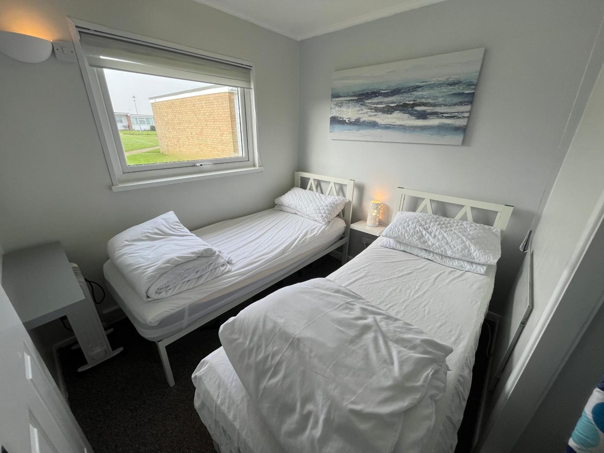 Beachcomber, Sunbeach, Scratby - Two Bed Chalet, Sleeps 4, Free Wi-Fi, Free Club Passes, Free Swimming And Pet Friendly Экстерьер фото