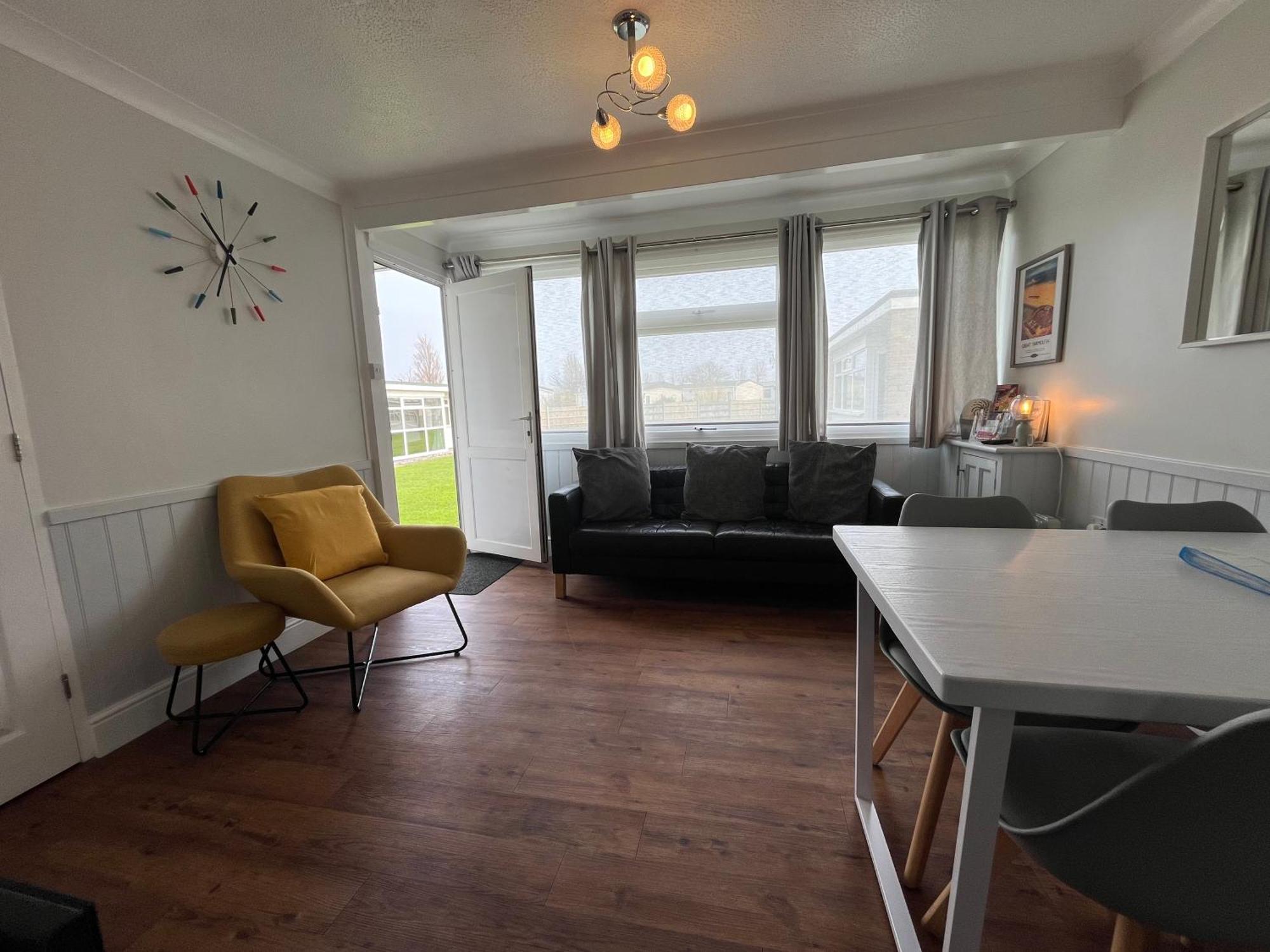 Beachcomber, Sunbeach, Scratby - Two Bed Chalet, Sleeps 4, Free Wi-Fi, Free Club Passes, Free Swimming And Pet Friendly Экстерьер фото